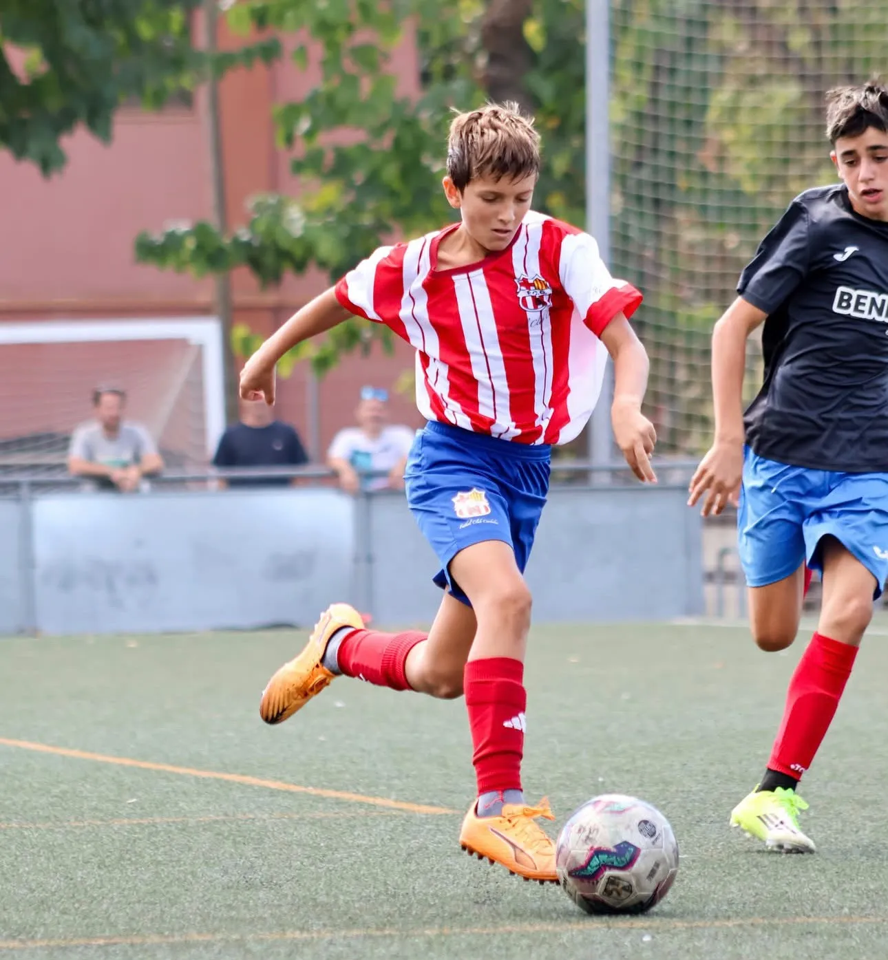 Jugador del futbol base del FC Cardedeu conduint la pilota